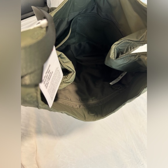 Lululemon Quilty Pleasures Olive Quilted Shoulder Bag 14L NWT - Picture 4 of 8